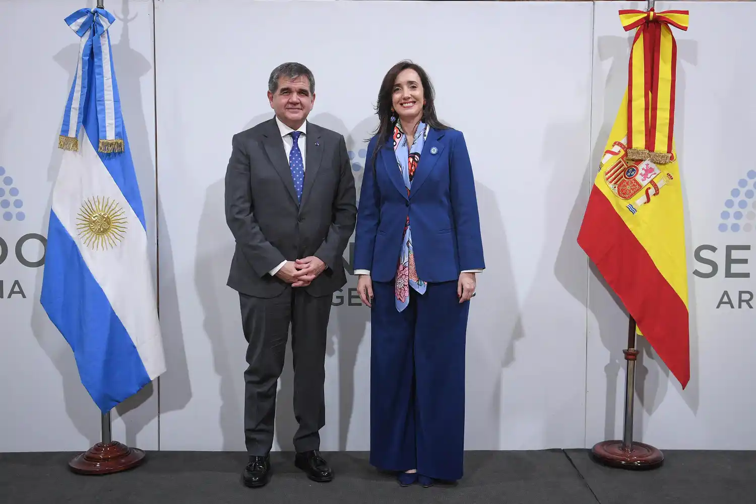 Victoria Villarruel y el embajador de España en su encuentro en el Senado.