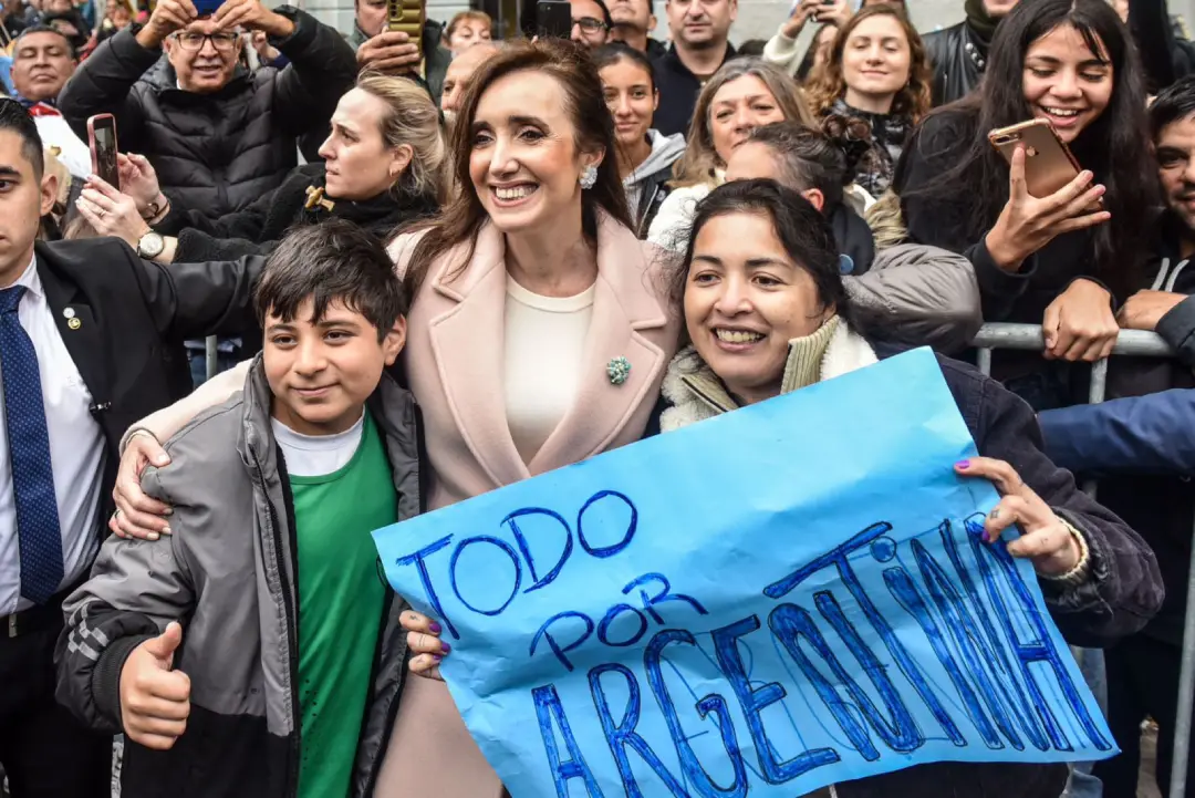 Victoria Villarruel participó del Tedeum del 25 de Mayo y recibió el cariño de la gente.