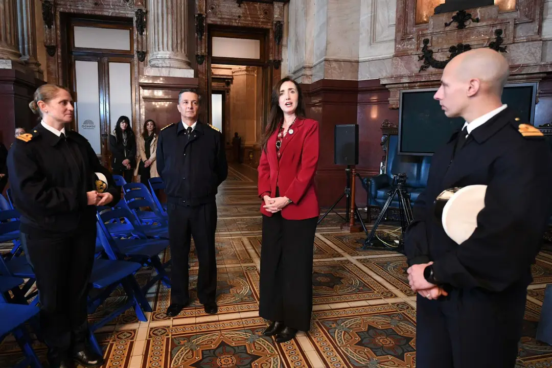 Victoria Villarruel con cadetes de la Armada