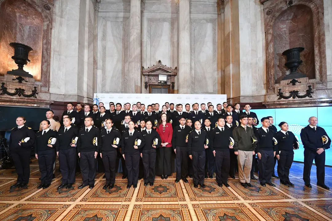 Victoria Villarruel recibió a cadetes de la Armada en el Senado