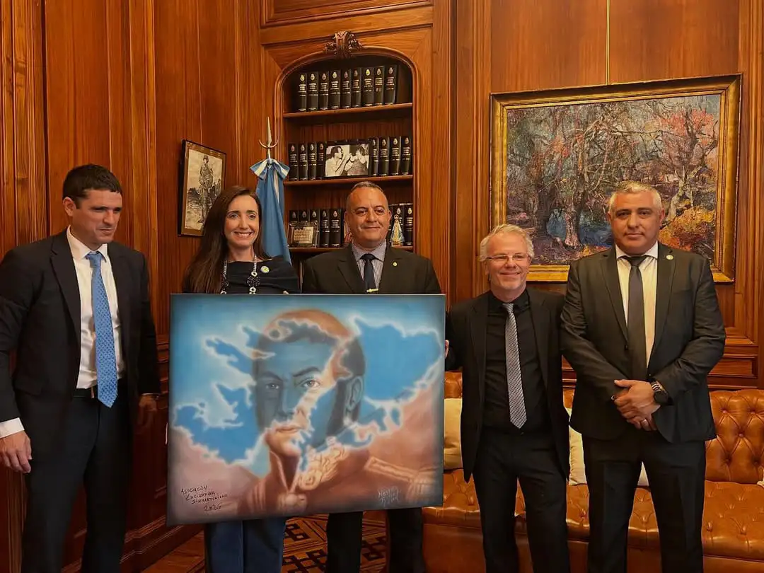 Victoria Villarruel recibió la obra “El Rostro de los Héroes” de la Asociación Legislativa Sanmartiniana
