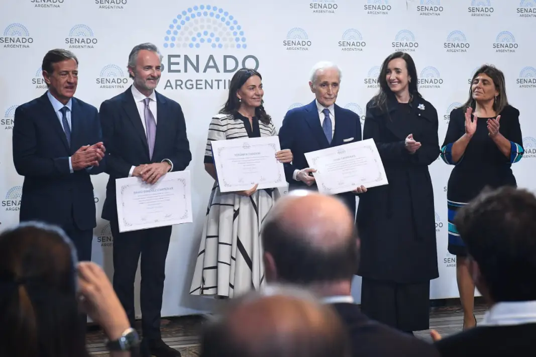Victoria Villarruel diplomas a la musica lirica