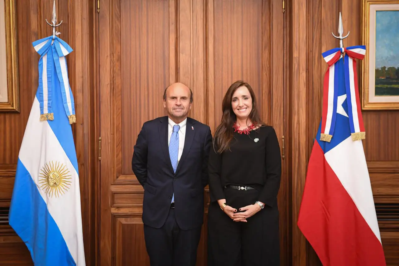 VICTORIA VILLARRUEL RECIBIÓ AL EMBAJADOR DE CHILE EN EL SENADO